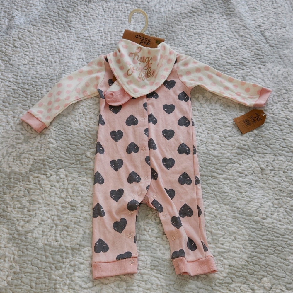 NWT Baby Girls Chick Pea outfit set with body suit, socks and Bib 6-9 months